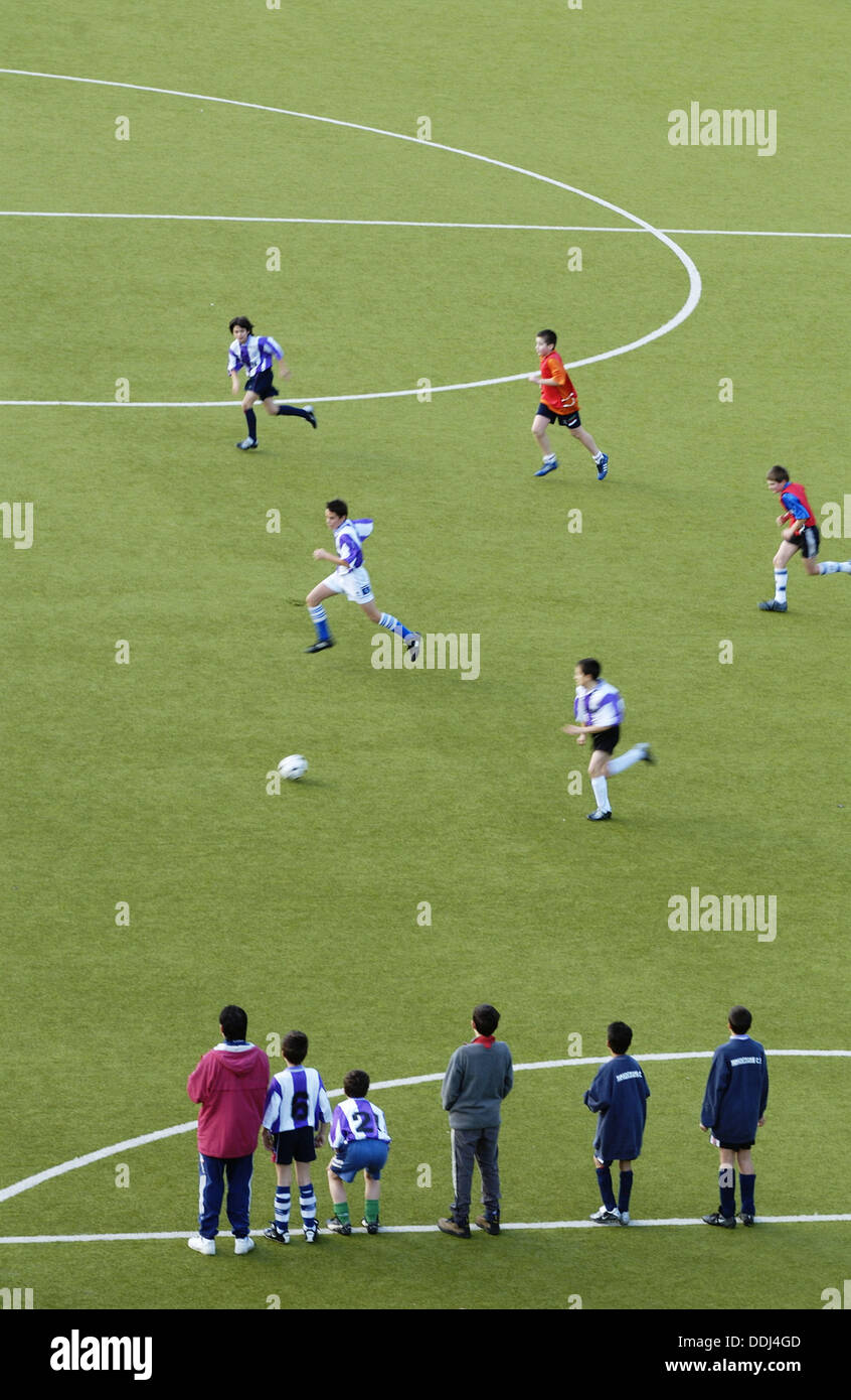Jungen Fußball spielen Stockfotografie - Alamy