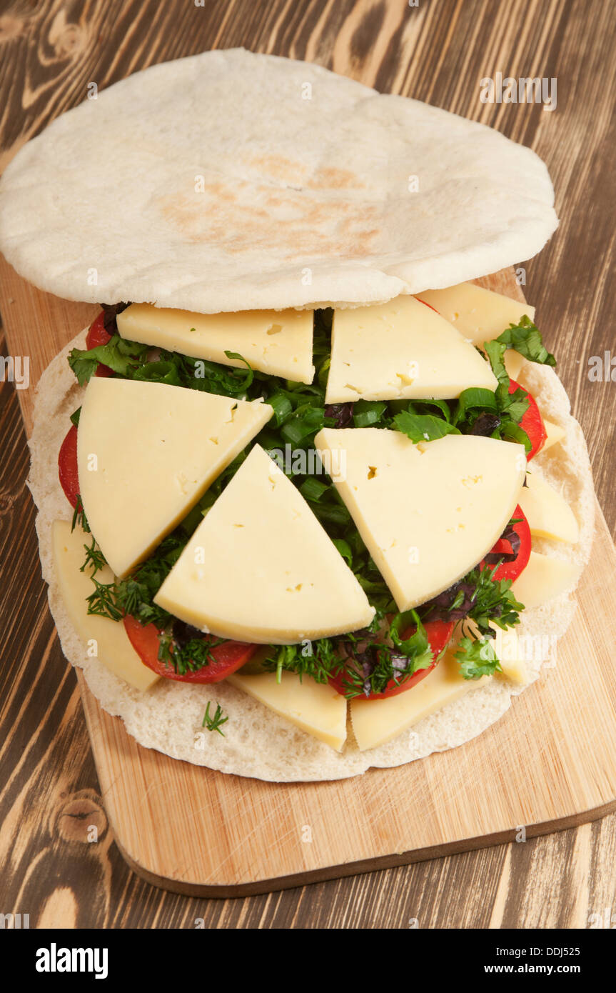 Pitta-Brot mit Zutaten zum Kochen bereit Stockfoto