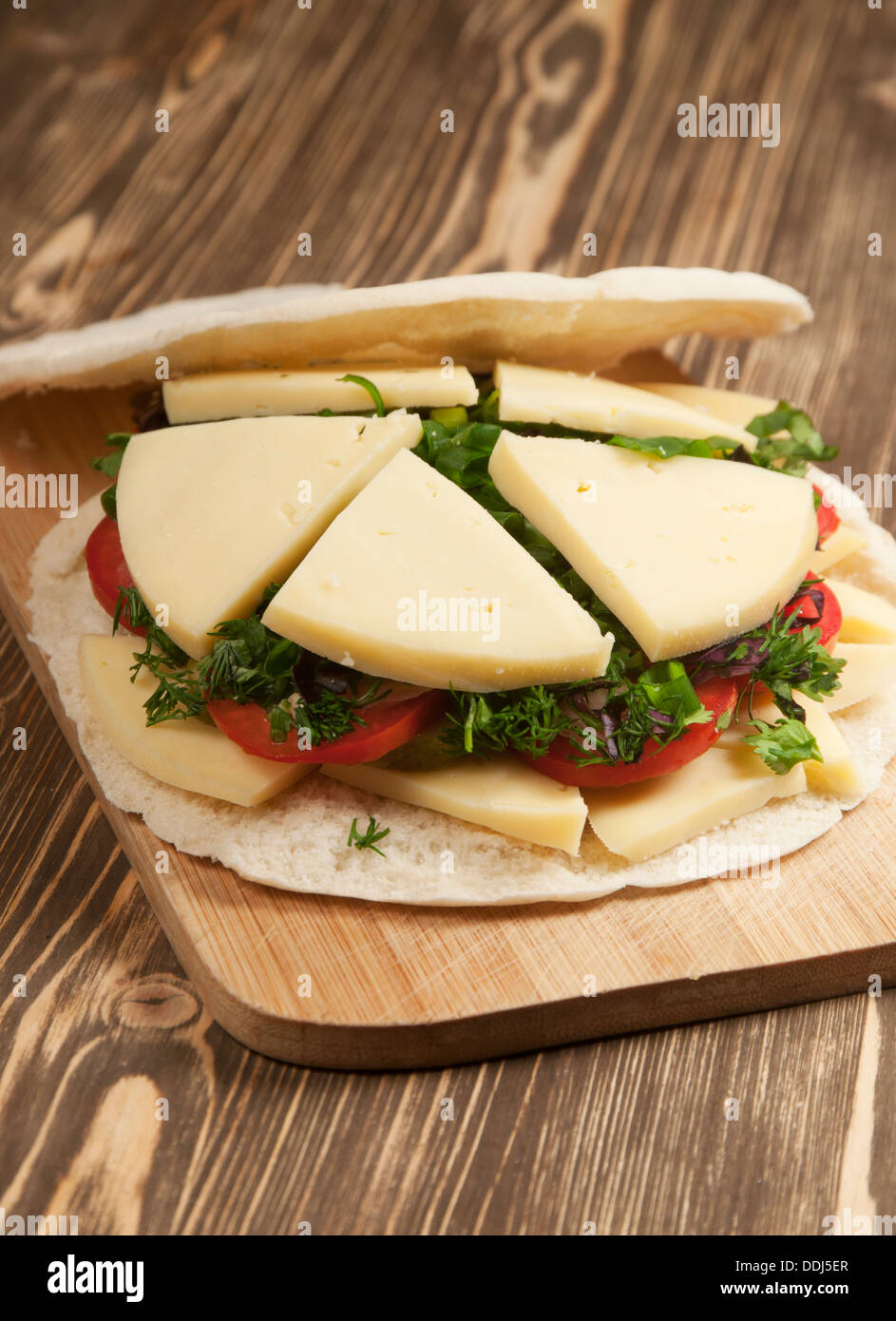 Pitta-Brot mit Zutaten zum Kochen bereit Stockfoto