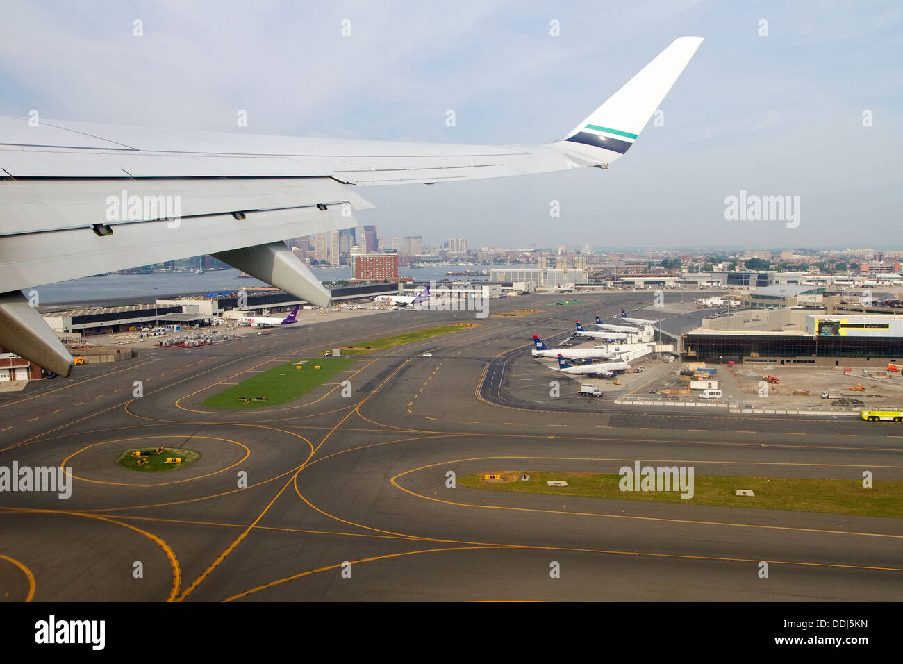 Boston Logan Airport runway mit flugzeugflügel nach dem Start. Stockfoto