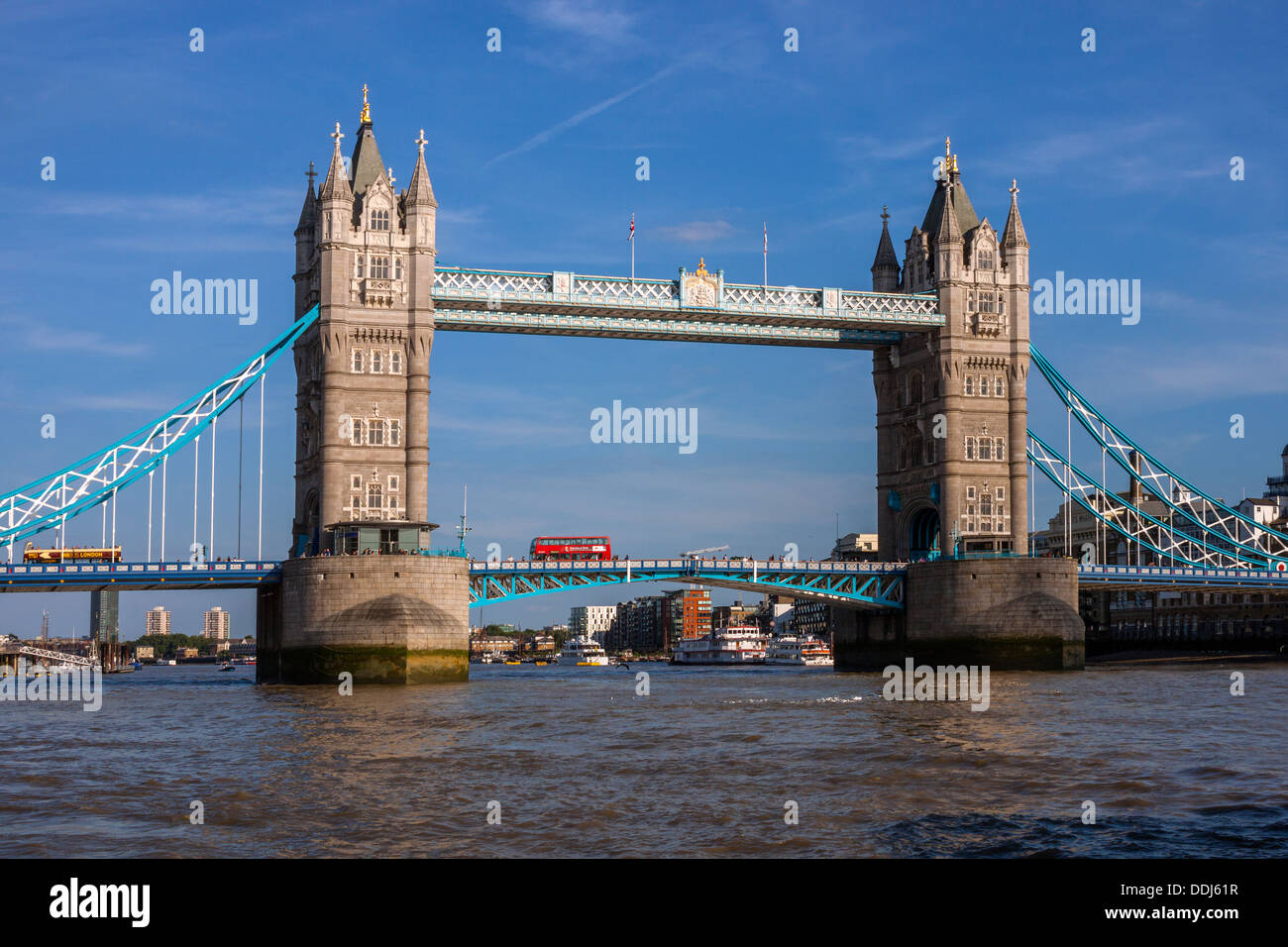 Tower Bridge mit roten Londoner bus Stockfoto