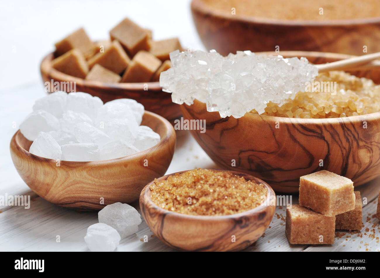 braunen und weißen Zucker in Holzschalen closeup Stockfoto