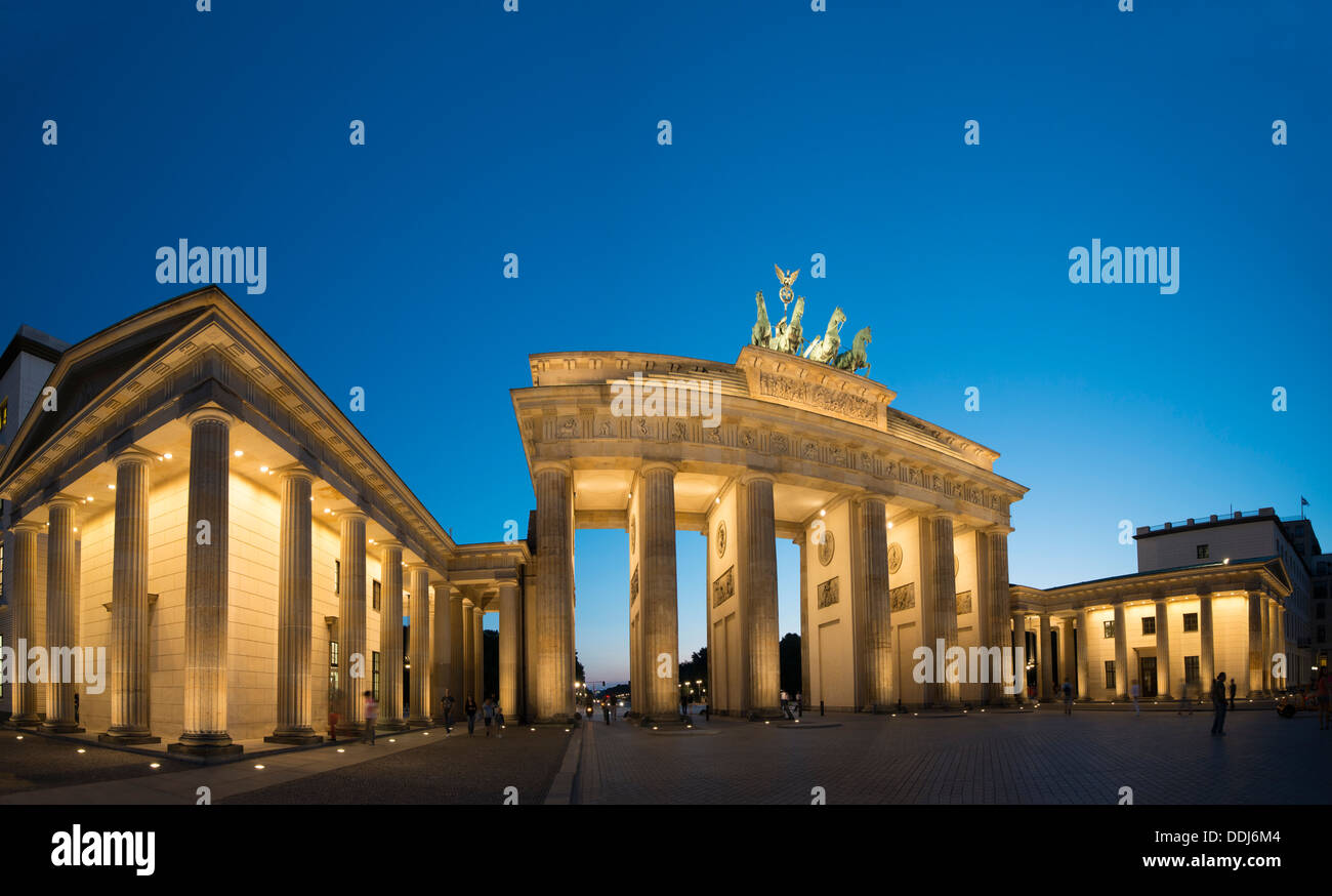 Abends Blick auf Brandenburger Tor in Berlin Deutschland Stockfoto