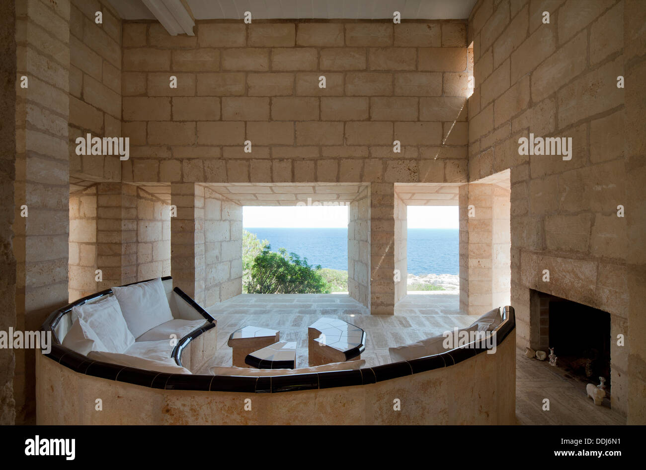 Kann Lis Mallorca Spanien Architekt Utzon Jorn 1971 Wohnzimmer Mit Eingebauten Halbmond Geformt Sandstein Sofa Rahmenlose Wi Stockfotografie Alamy