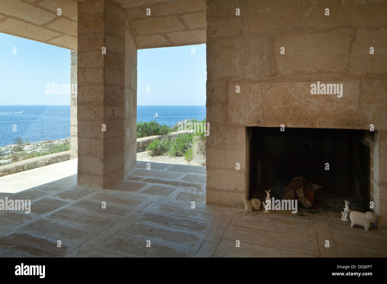 Kann Lis, Mallorca, Spanien. Architekt: Utzon, Jorn, 1971. Wohnzimmer, "rahmenlose" Fenster, Blick auf Meer. Kamin. Stockfoto