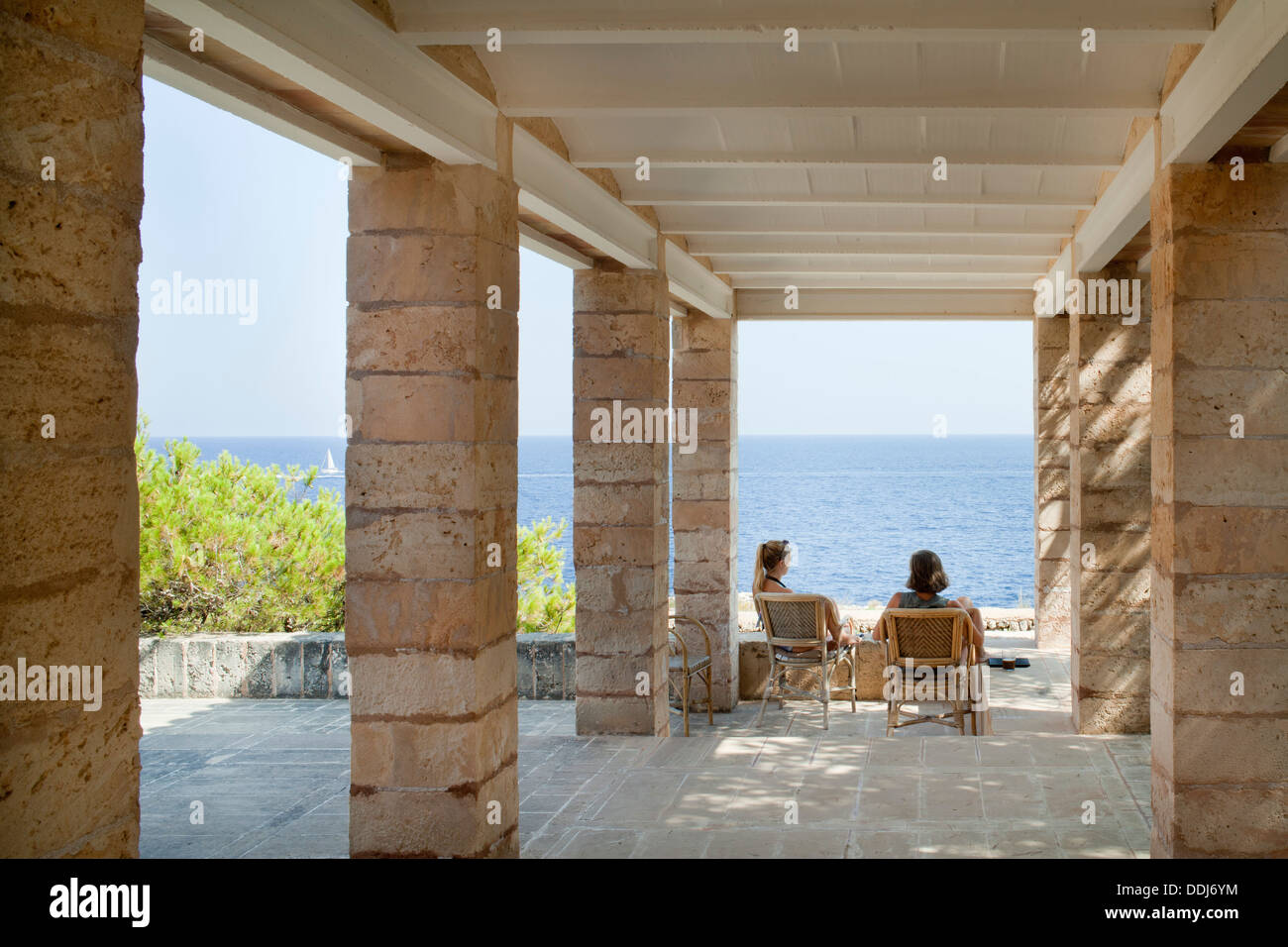 Kann Lis, Mallorca, Spanien. Architekt: Utzon, Jorn, 1971. Haupt-Terrasse und Blick auf das Meer. Stockfoto