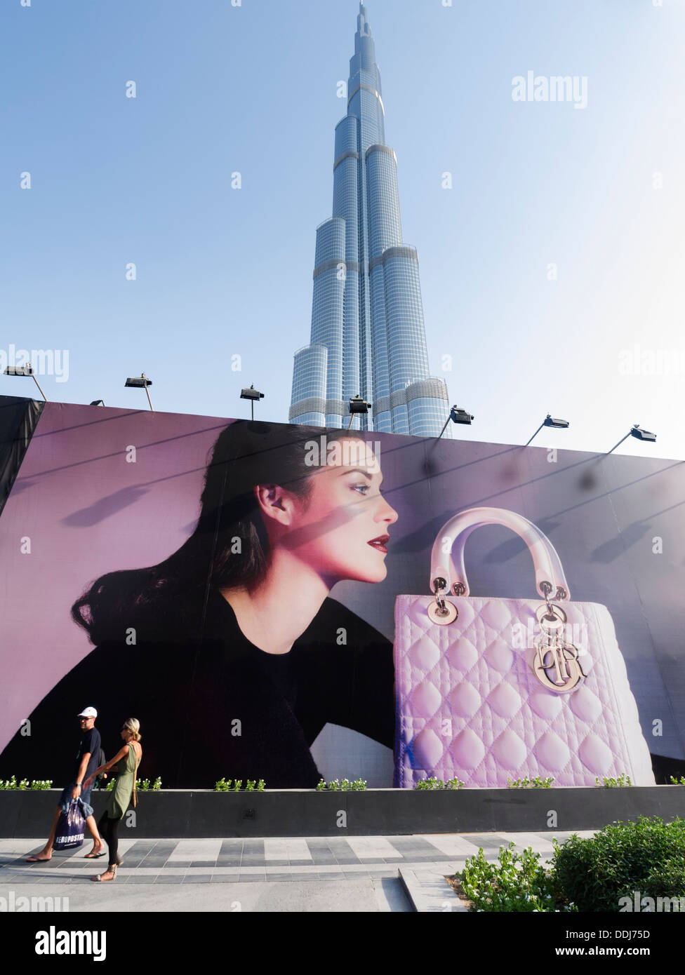 Großes Plakat Werbung Dior Fashion Marke vor Bauarbeiten für Phase 2 Erweiterung der Dubai Mall In Dubai UAE Stockfoto
