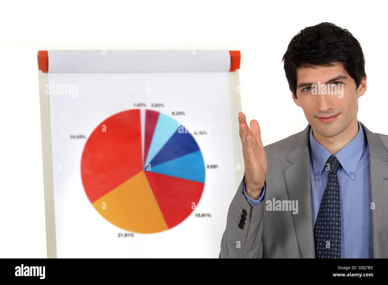 Mann stand durch Tortendiagramm Stockfoto