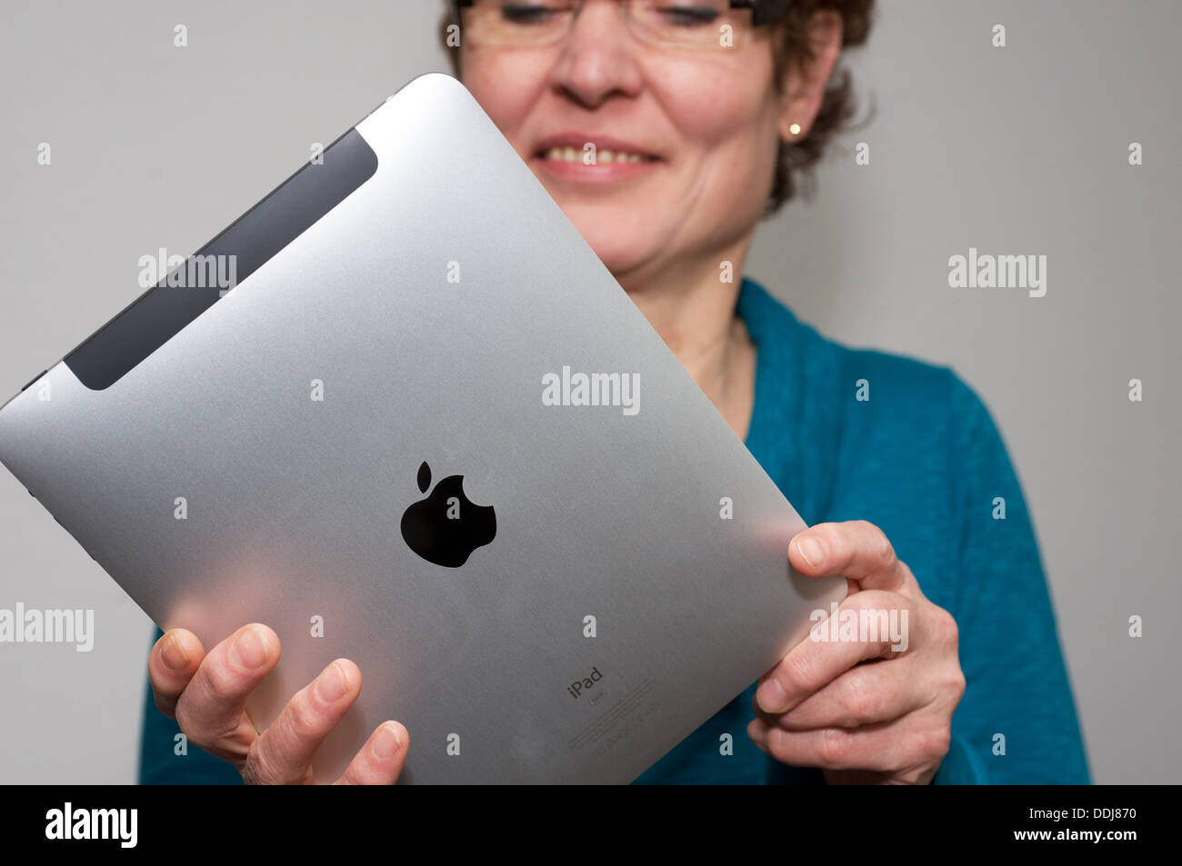 Frau mit Apple iPad Tablet-computer Stockfoto
