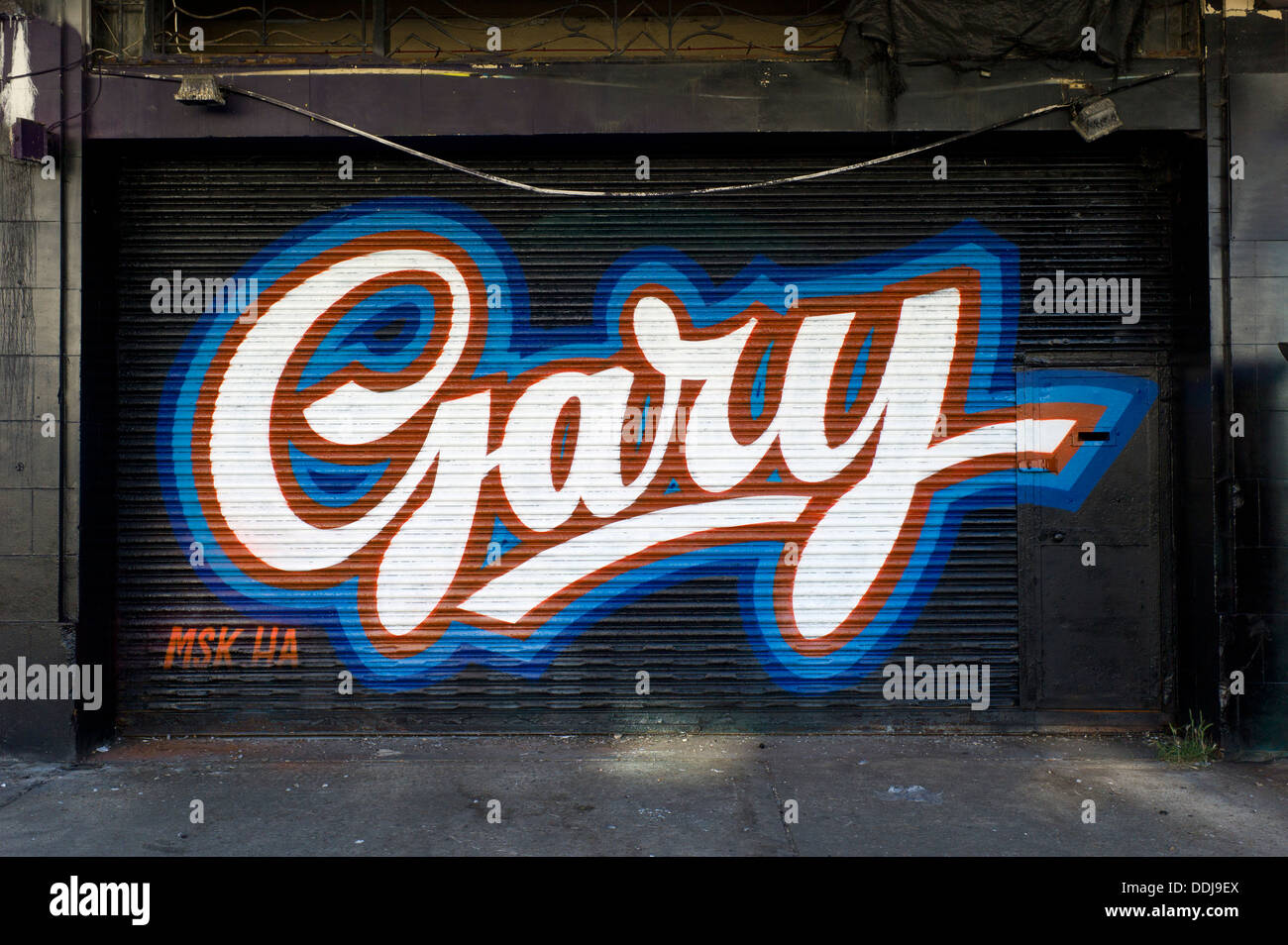 Graffiti auf Rolltor Gary Stockfoto
