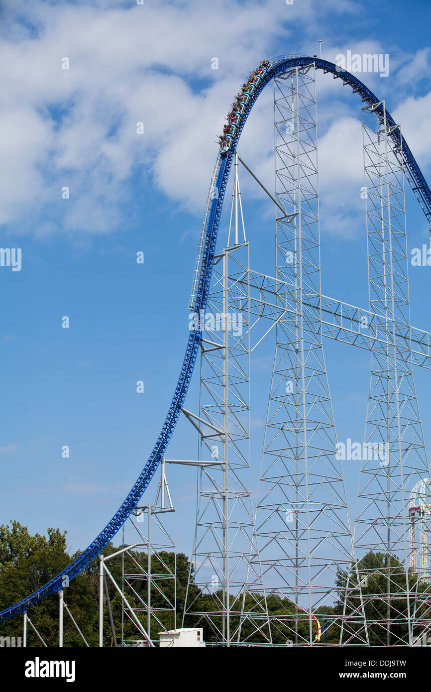 Abgebildet ist die Millennium Forceroller Achterbahn im Freizeitpark Cedar Point in Sandusky, Ohio Stockfoto