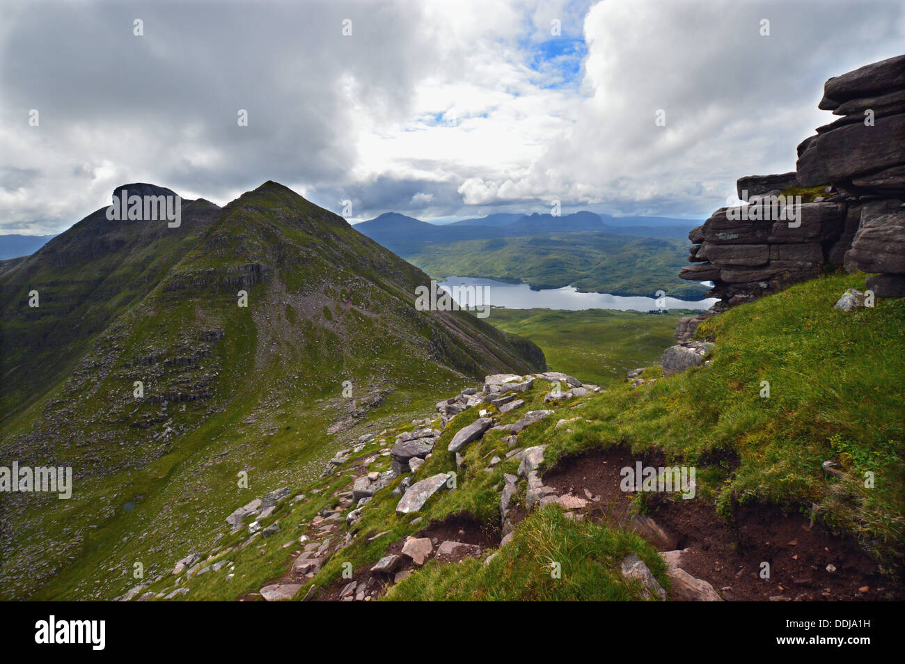 Der schottische Berg Spidean Coinich (ein Corbett) auf Quinag mit Loch Assynt gesehen vom Weg auf dem nördlichen Grat. Stockfoto