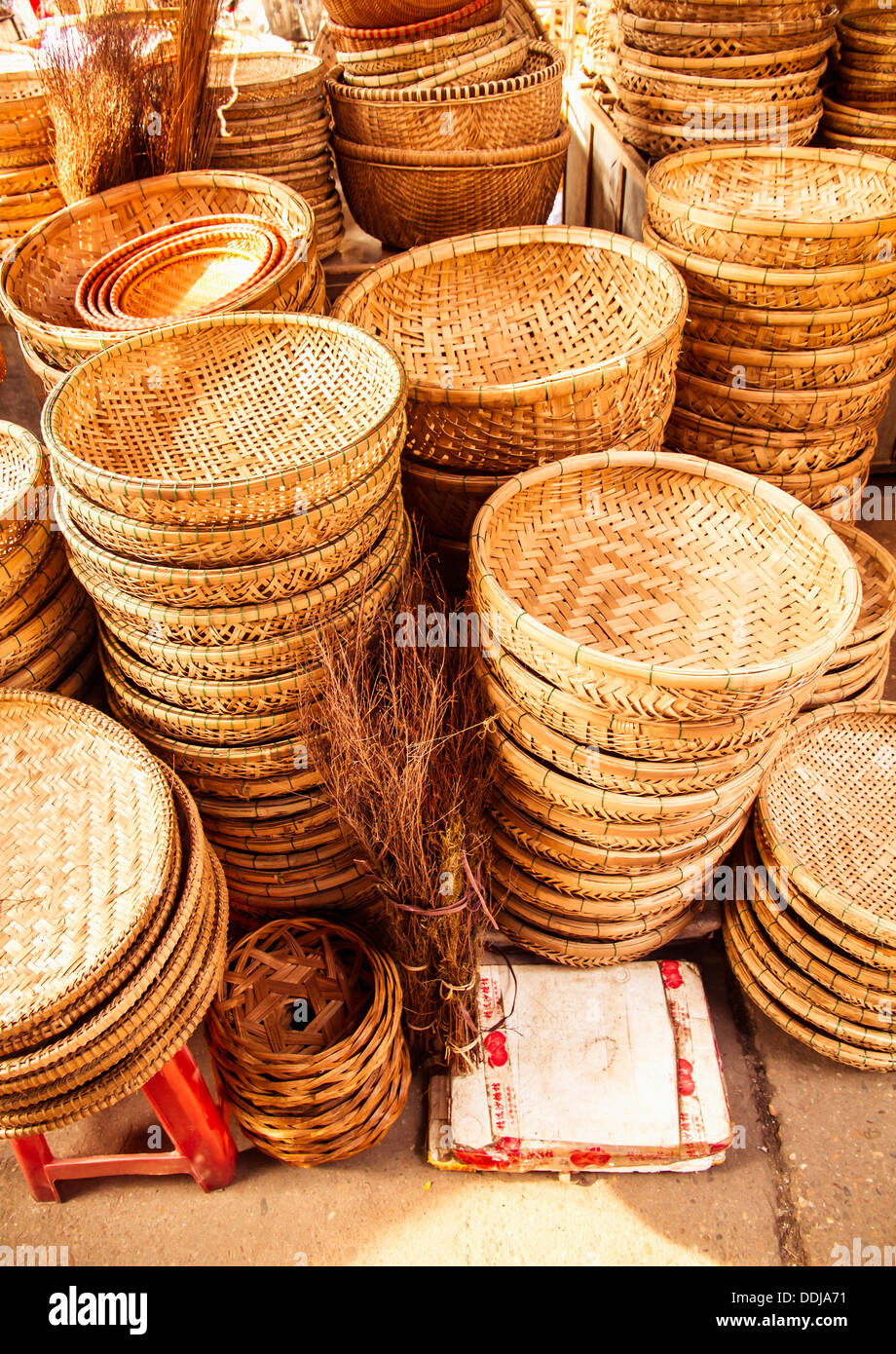 Vietnam, Hoi An, Stapel von Körben am Markt Stockfoto