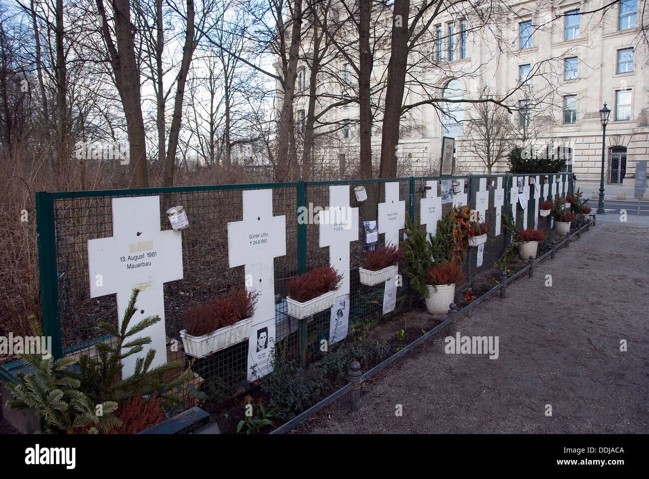 Grab Kreuze in der Nähe zum Brandenburger Tor, Berlin vom Menschen versuchen, Ost-Berlin im zweiten Weltkrieg zu entkommen Stockfoto