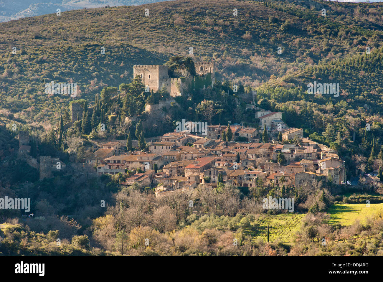 Blick über Dorf Castelnou, Pyrénées-Orientales, Languedoc-Roussillon, Frankreich Stockfoto