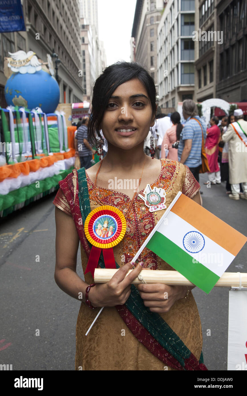 2013, New York City: indische Amerikaner kommen zum Feiern bei der Indien Independence Day Parade entlang der Madison Ave. Stockfoto