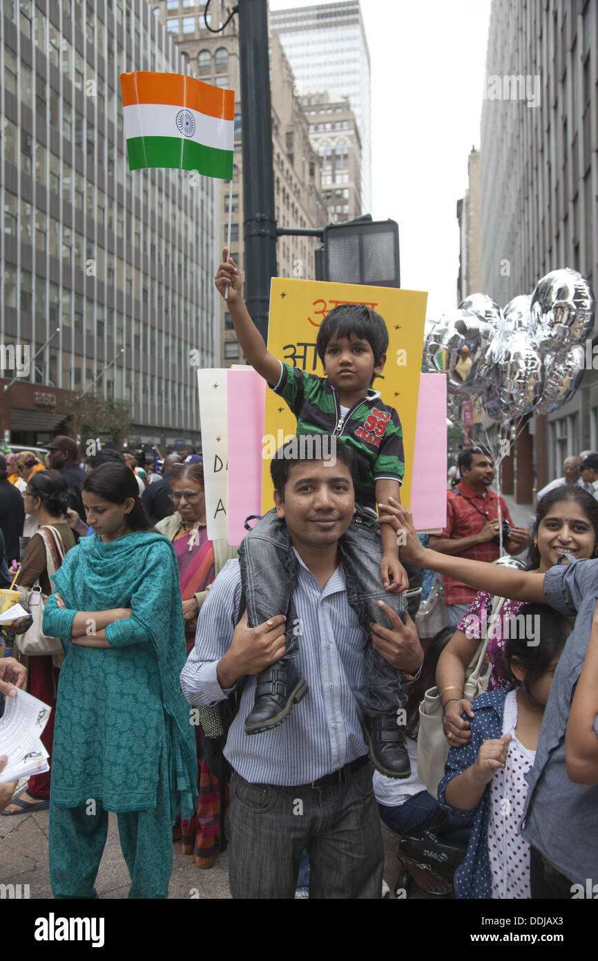 2013, New York City: indische Amerikaner kommen zum Feiern bei der Indien Independence Day Parade entlang der Madison Ave. Stockfoto