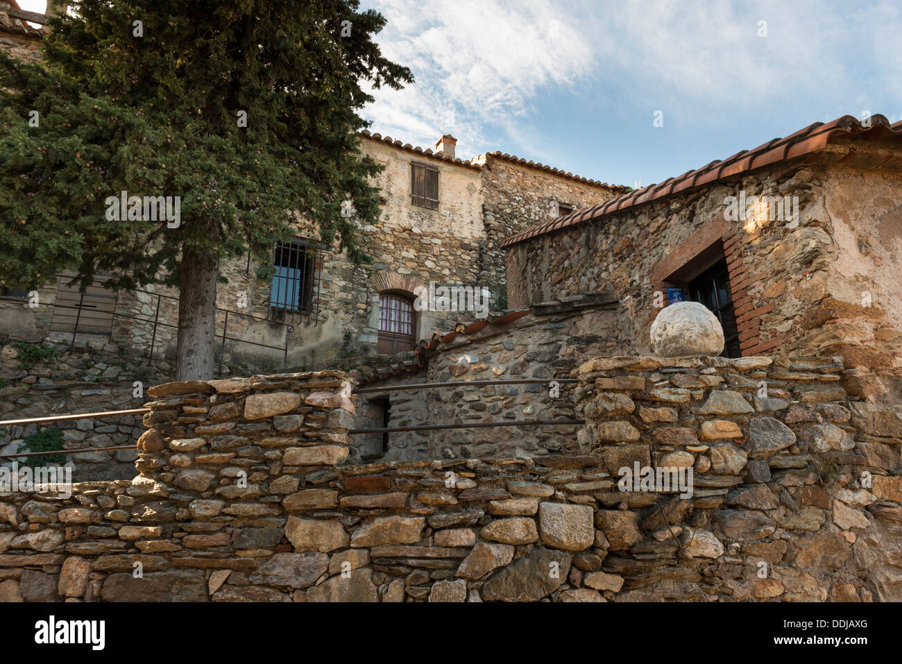 Alte Stein gebaute Häuser in Castelnou, Pyrénées-Orientales, Languedoc-Roussillon, Frankreich Stockfoto