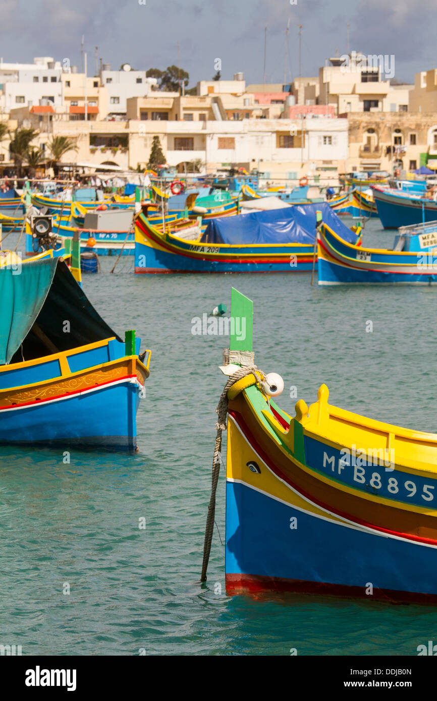 Luzzus auf Marsaxlokk Hafen, Malta. Stockfoto