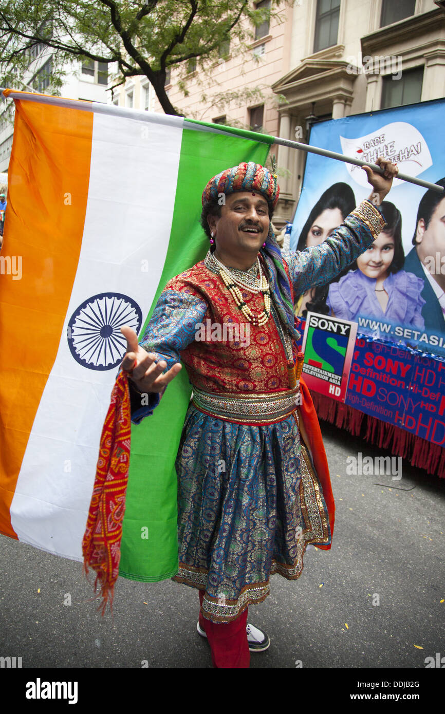 2013, New York City: indische Amerikaner kommen zum Feiern bei der Indien Independence Day Parade entlang der Madison Ave. Stockfoto