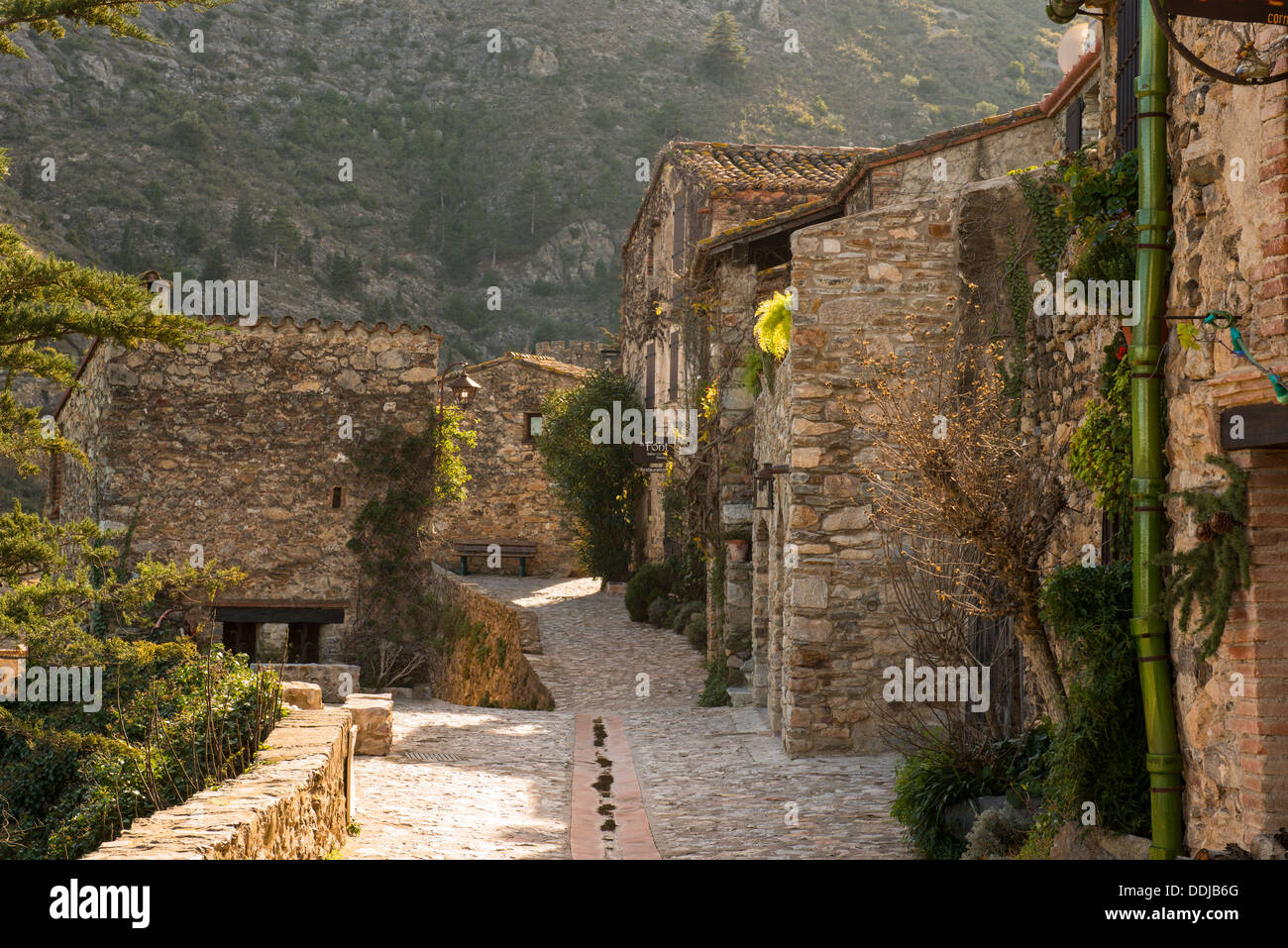 Alte Stein gebaute Häuser in Castelnou, Pyrénées-Orientales, Languedoc-Roussillon, Frankreich Stockfoto