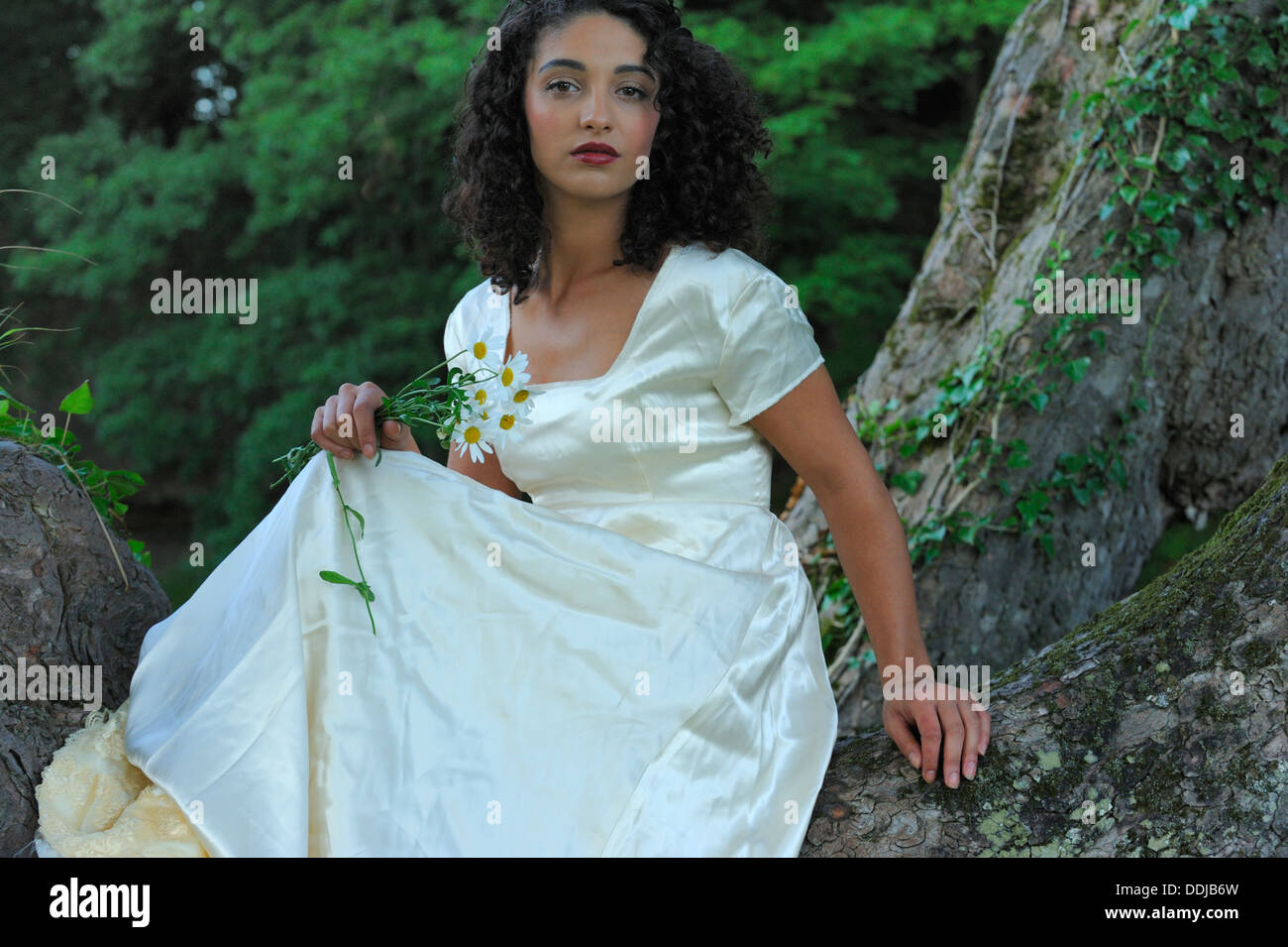 Eine junge Frau, die Modellierung einer Vintage Brautkleid in der Esk Valley North Yorkshire Stockfoto