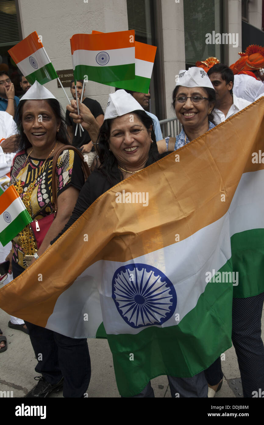 2013, New York City: indische Amerikaner kommen zum Feiern bei der Indien Independence Day Parade entlang der Madison Ave. Stockfoto