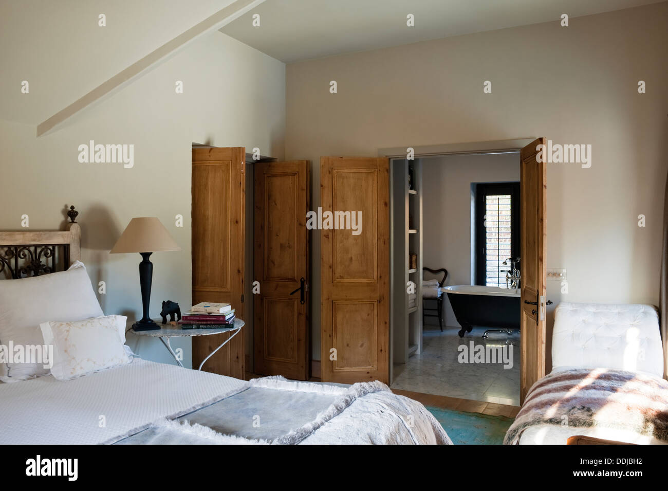 Master Bedroom Suite Mit Schlafcouch Und Blick Durch Bad