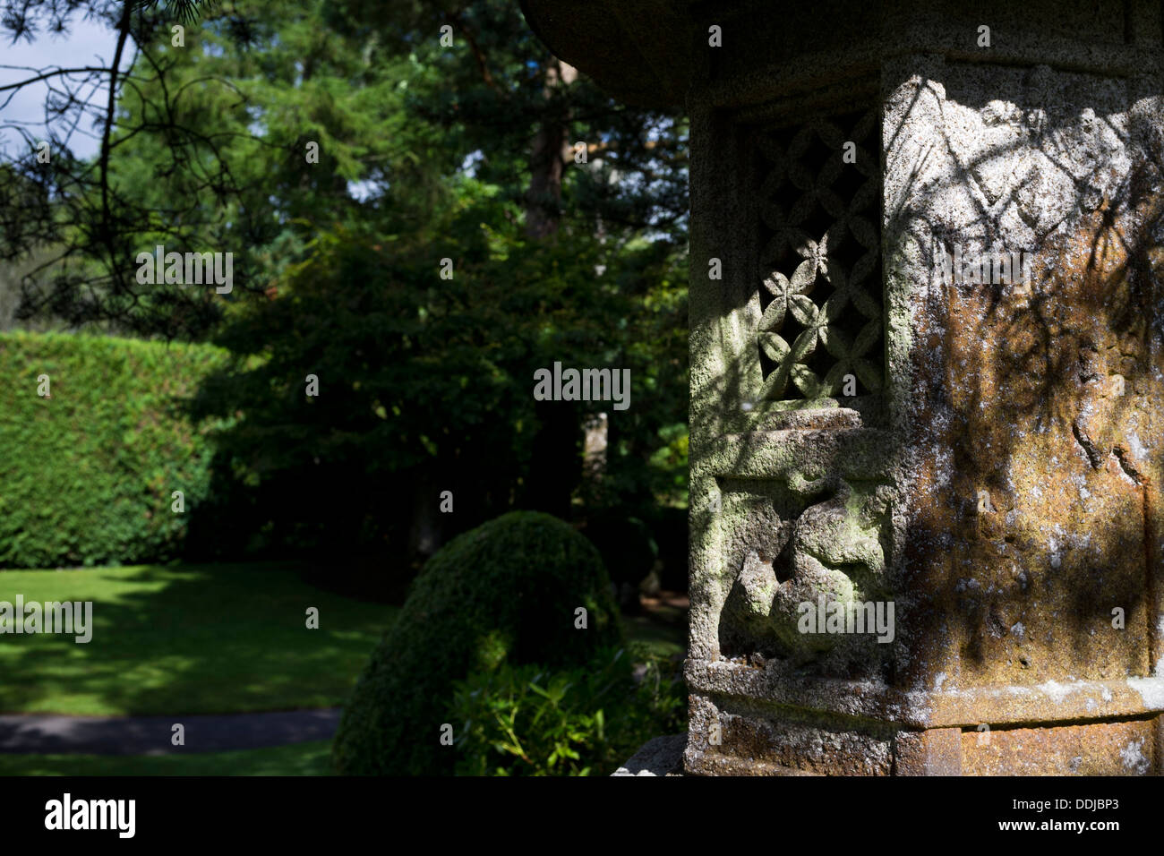 Stone Carving Dekoration in den japanischen Gärten in Kildare, Irland Stockfoto