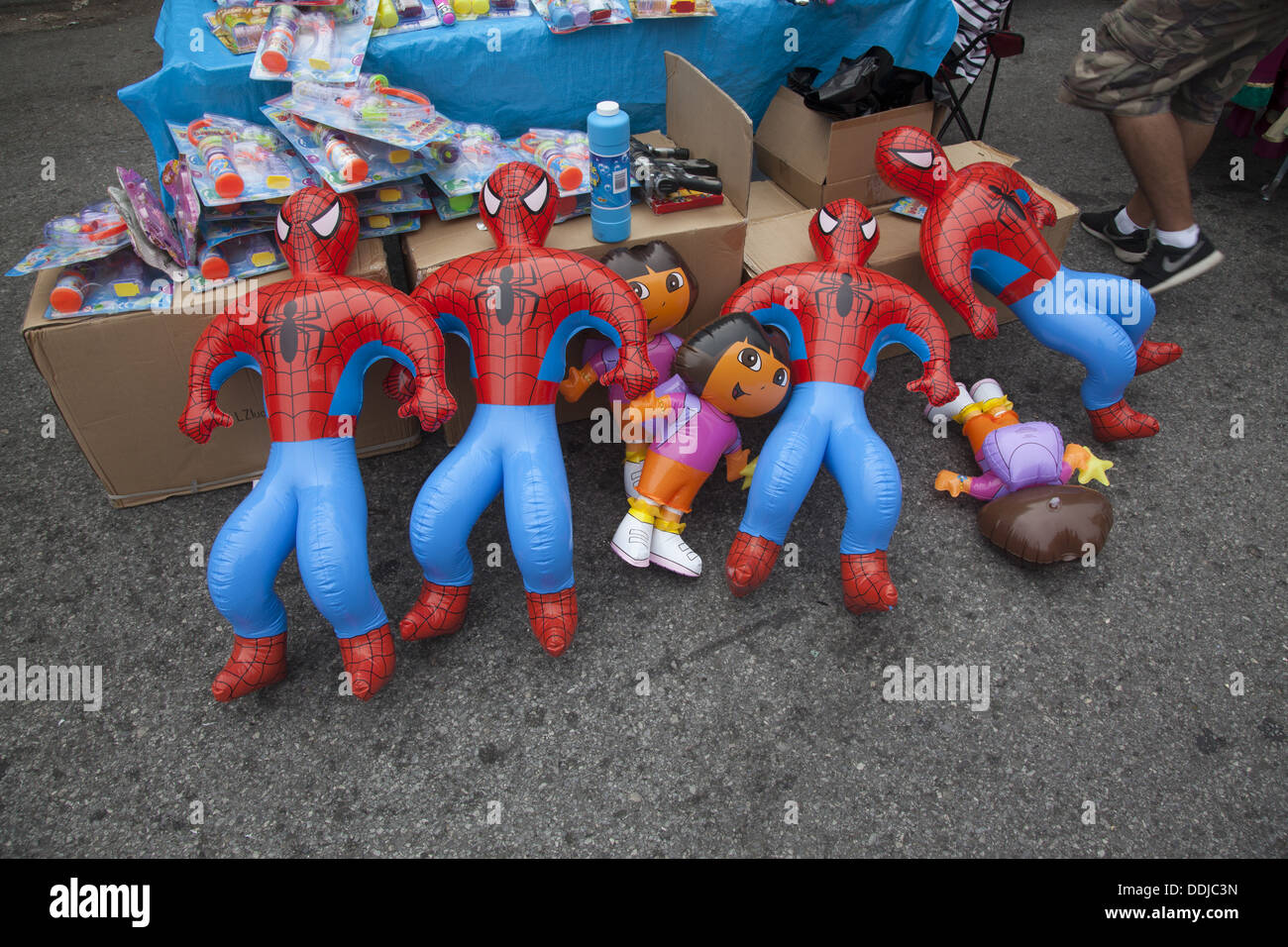 Spinne Mann Blowup Puppen verkauft in einem 99¢ laden in Brooklyn, NY. Stockfoto