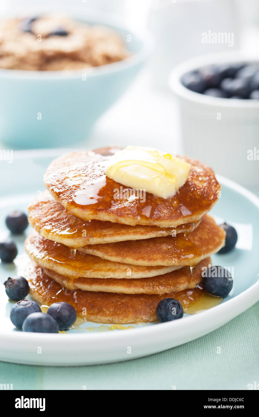 amerikanische Pfannkuchen mit Sirup und Heidelbeere Stockfotografie - Alamy