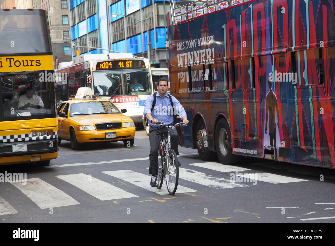 Radfahren kann eine gefährliche Tätigkeit in New York City. Times Square. Stockfoto