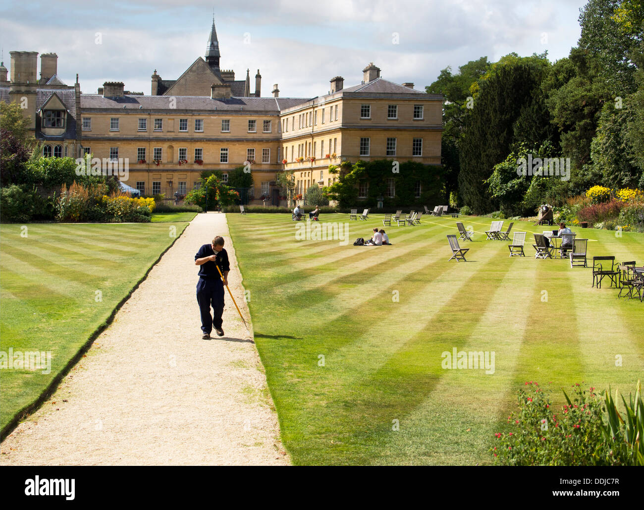 Mann, trimmen die rückseitigen Rasen des Trinity College, Oxford Stockfoto