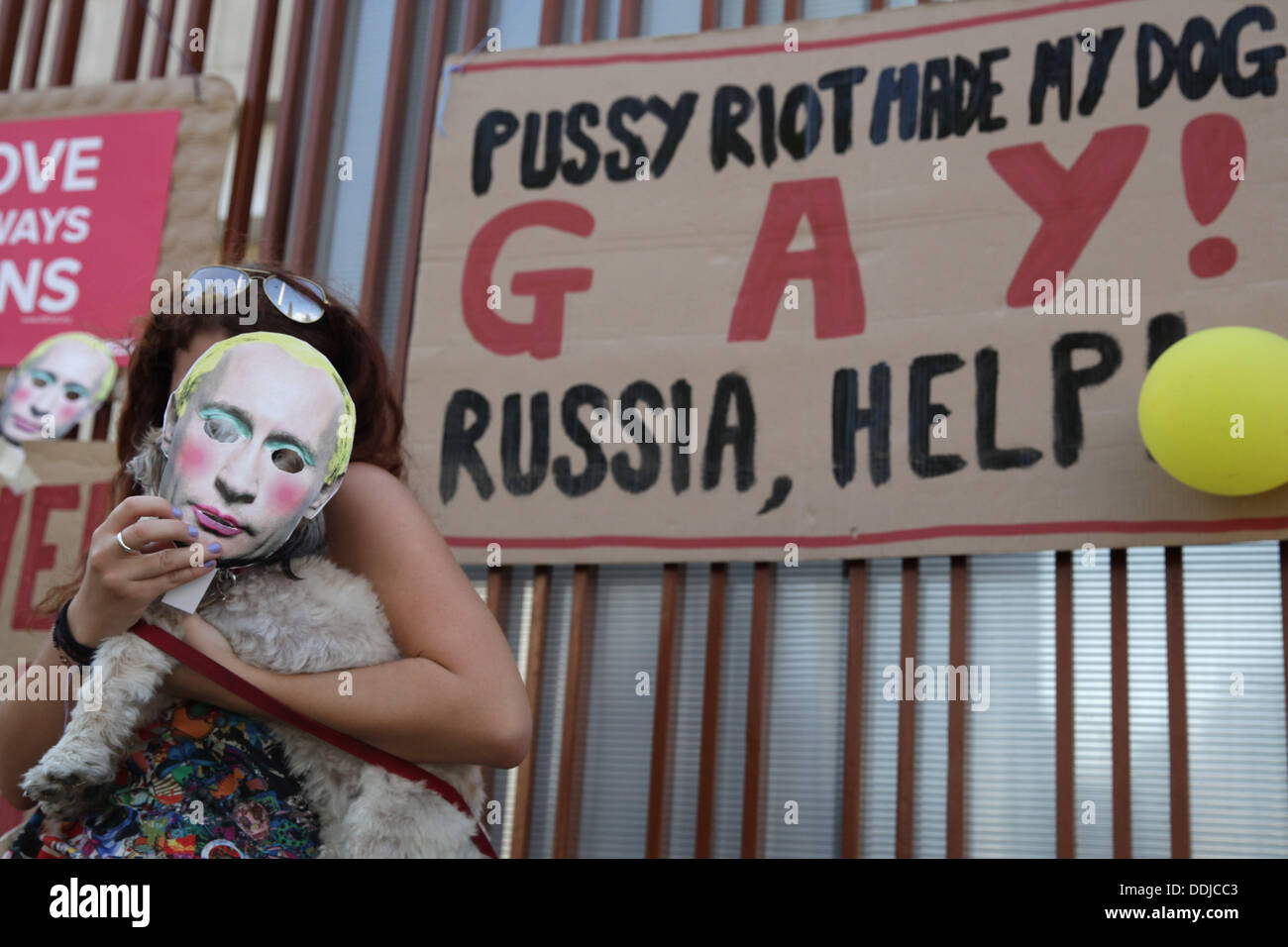 Nikosia, Zypern. 03rd September 2013. Dutzende protestieren gegen Anti-Homosexuellen-Gesetz vor der russischen Botschaft in Nicosia, Zypern am September 3,2013 Credit: Yiannis Kourtoglou/Alamy Live News Stockfoto