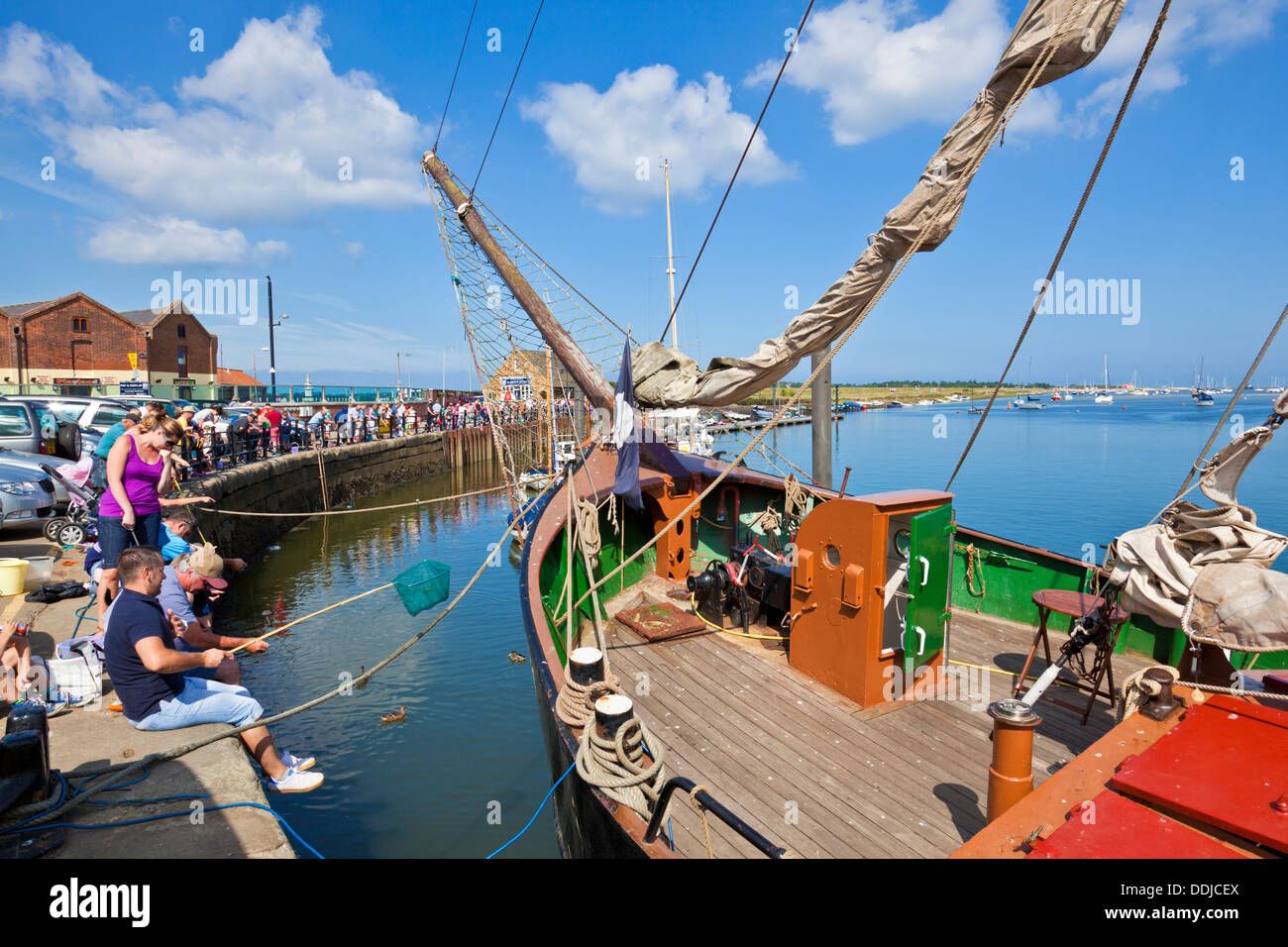 Urlaubern für Krebse angeln oder Verdrehungen im Hafen von Brunnen neben das Meer North Norfolk Küste England UK GB EU Europa Stockfoto