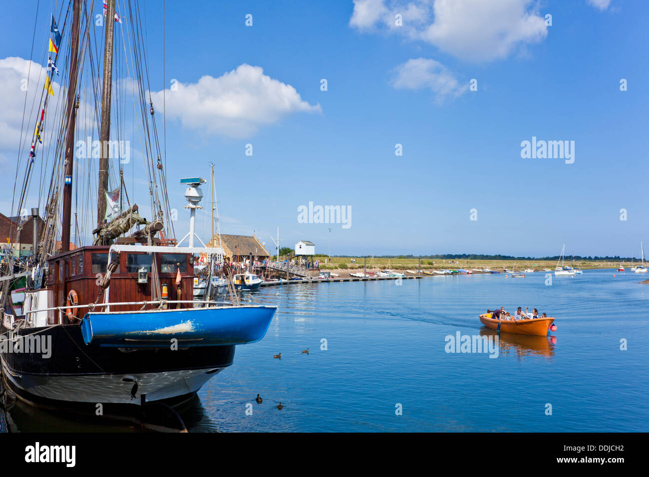 Hafen und Anlegestelle mit Angeln Boote Brunnen neben der North Norfolk-Küste England UK GB EU Europa Stockfoto