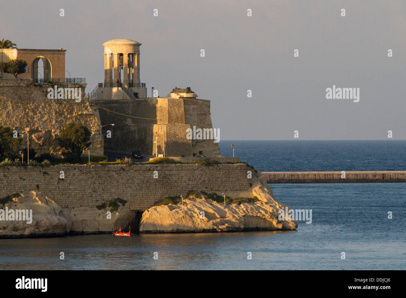 Bell War Memorial Belagerung betrachtet von Senglea, Valletta, Malta. Stockfoto
