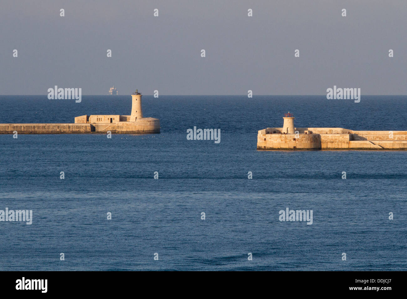 Wellenbrecher in Valletta und Kalkara, Malta. Stockfoto