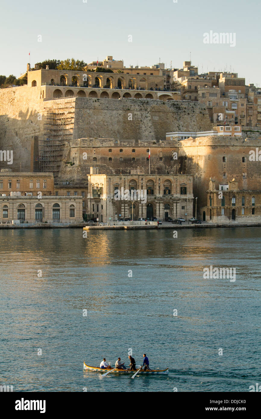 Vier Personen Ruderern auf der große Hafen von Valletta, Malta. Stockfoto