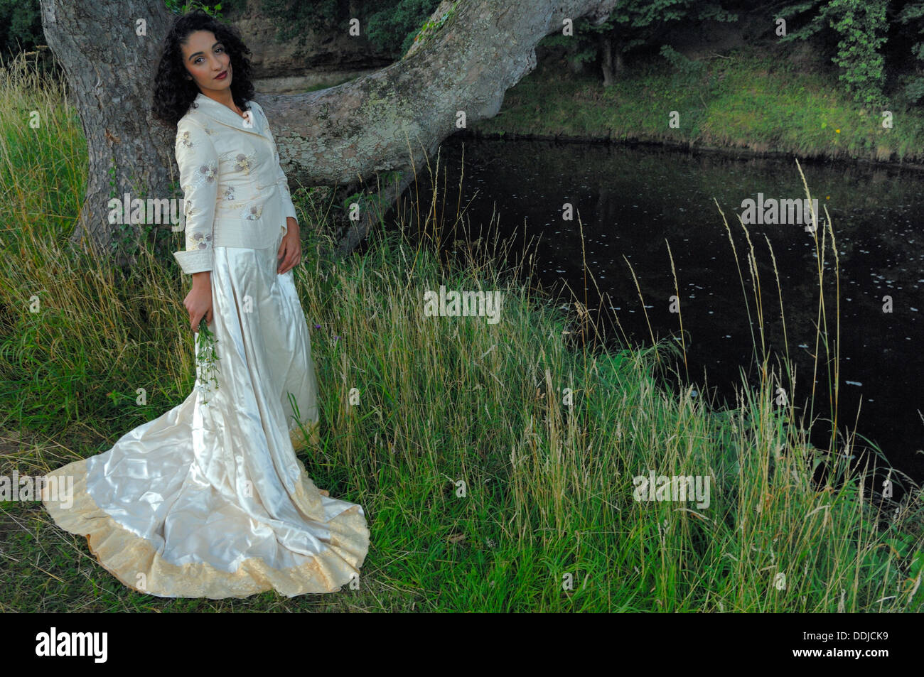 Eine junge Frau, die Modellierung einer Vintage Brautkleid in der Esk Valley North Yorkshire Stockfoto