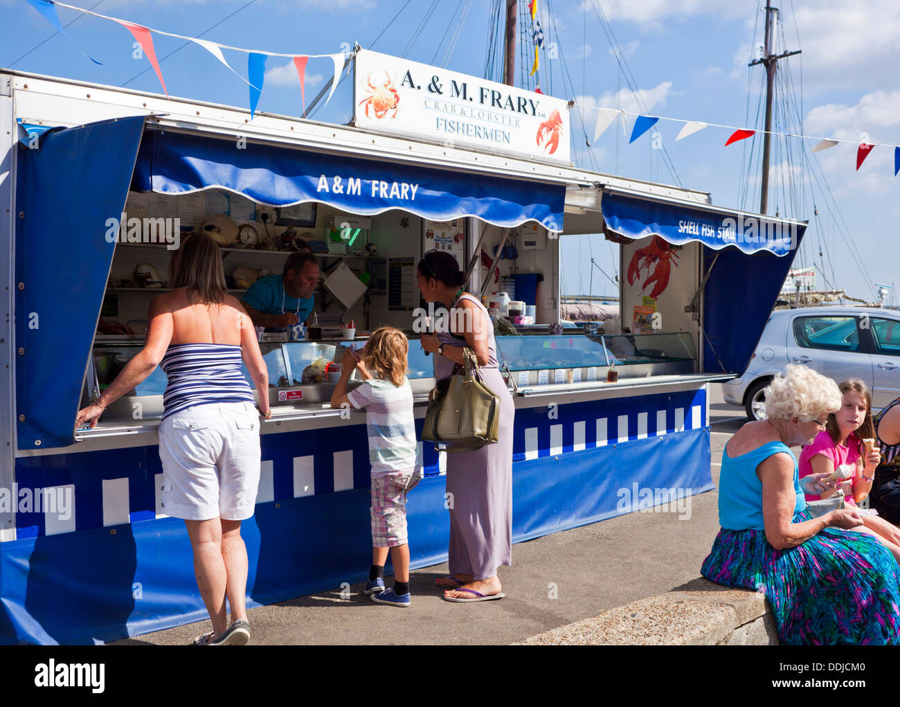 Kunden kaufen bei den Meeresfrüchten stall am Kai in Wells als nächstes Meer Hafen North Norfolk Küste England UK GB EU Europa Stockfoto