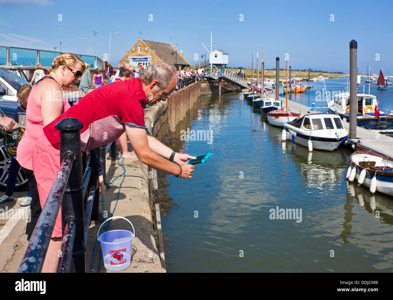 Urlaubern für Krebse angeln oder Verdrehungen im Hafen von Brunnen neben das Meer North Norfolk Küste England UK GB EU Europa Stockfoto