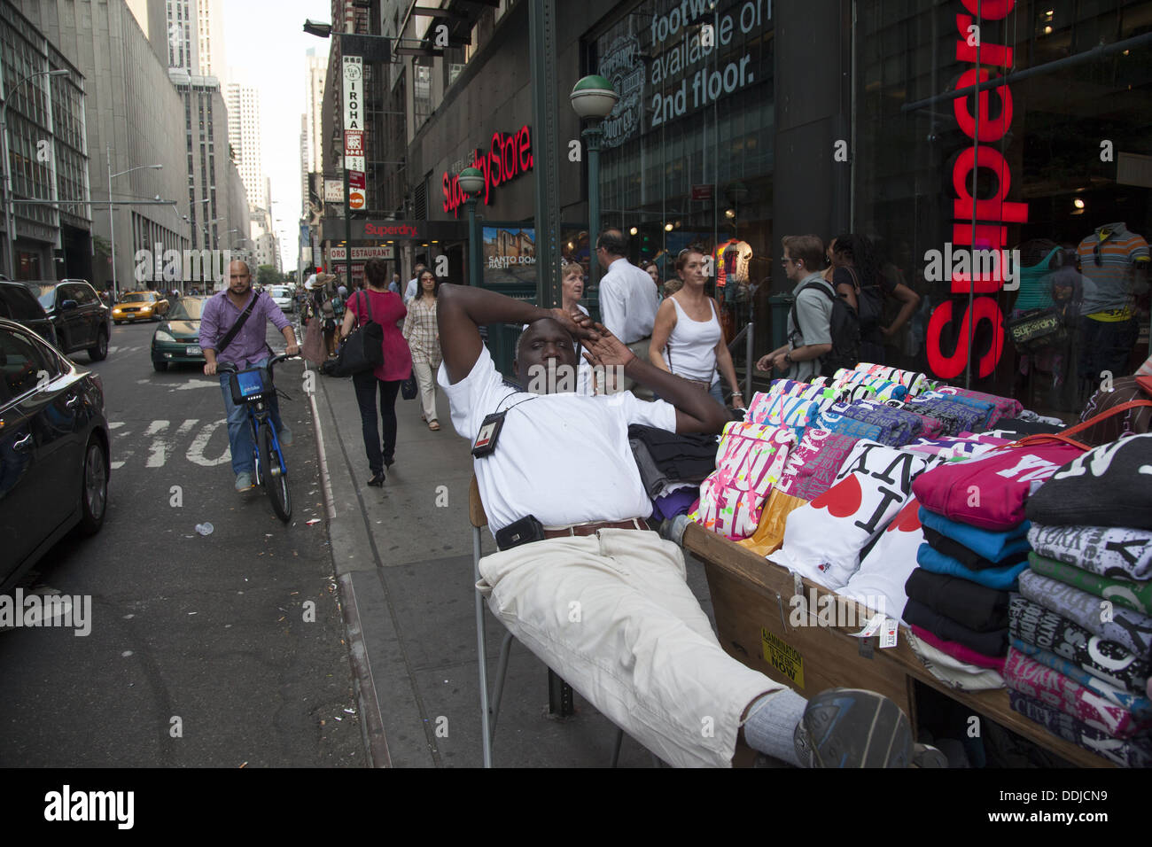 T-Shirt-Hersteller in einer entspannten Haltung nahe dem Times Square in Manhattan, NYC. Stockfoto