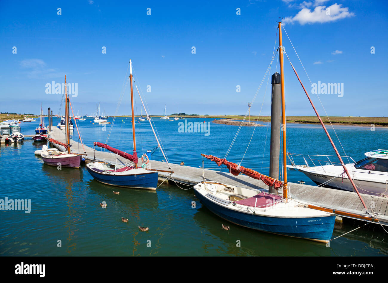 Hafen und Anlegestelle mit Angeln Boote Brunnen neben der North Norfolk-Küste England UK GB EU Europa Stockfoto