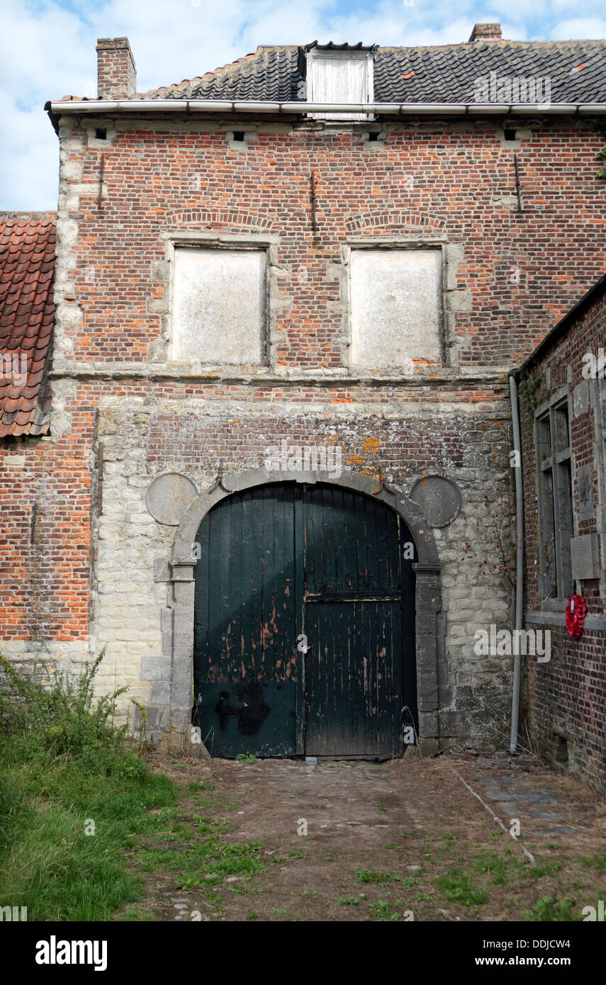 Das Südtor bei Hougoumont Bauernhaus, auf dem Schlachtfeld von Waterloo, Belgien. Stockfoto