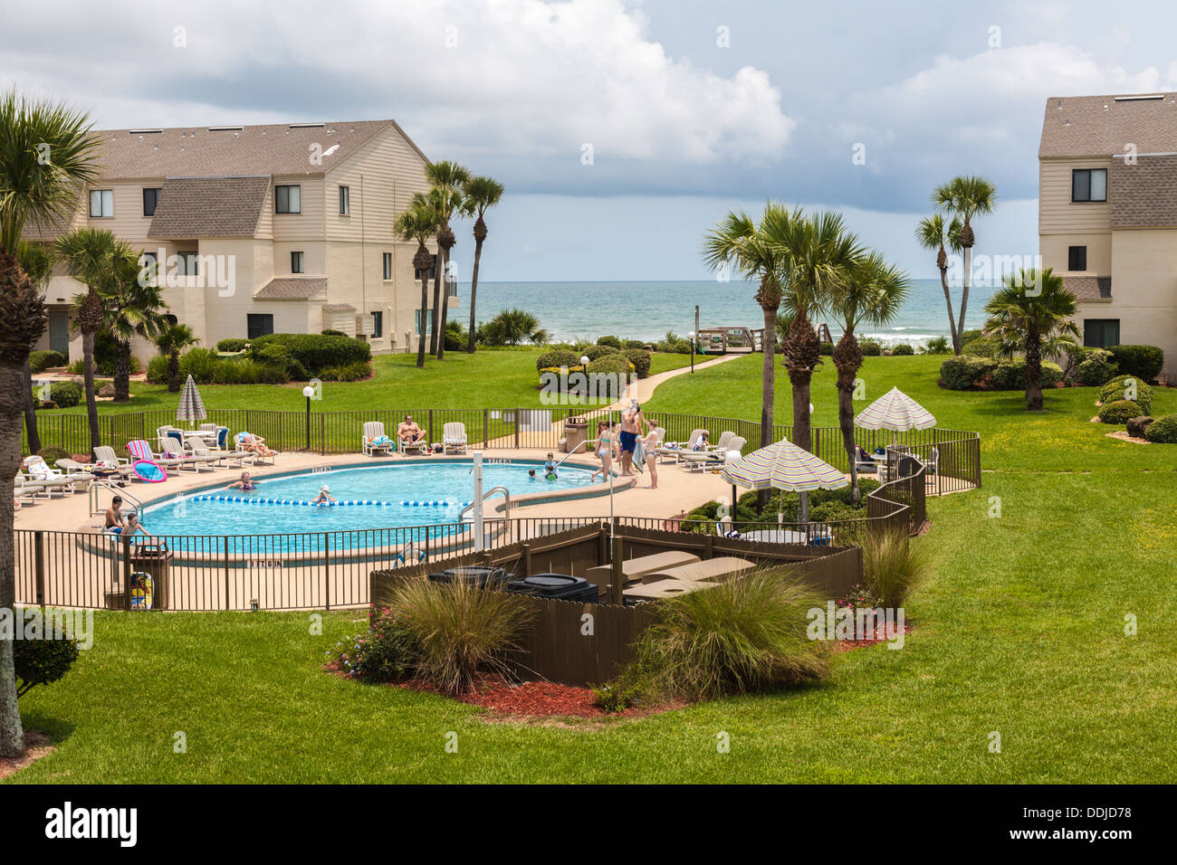 Familien spielen im Schwimmbad in Wohnanlage an der Küste des Atlantischen Ozeans in Florida, USA Stockfoto