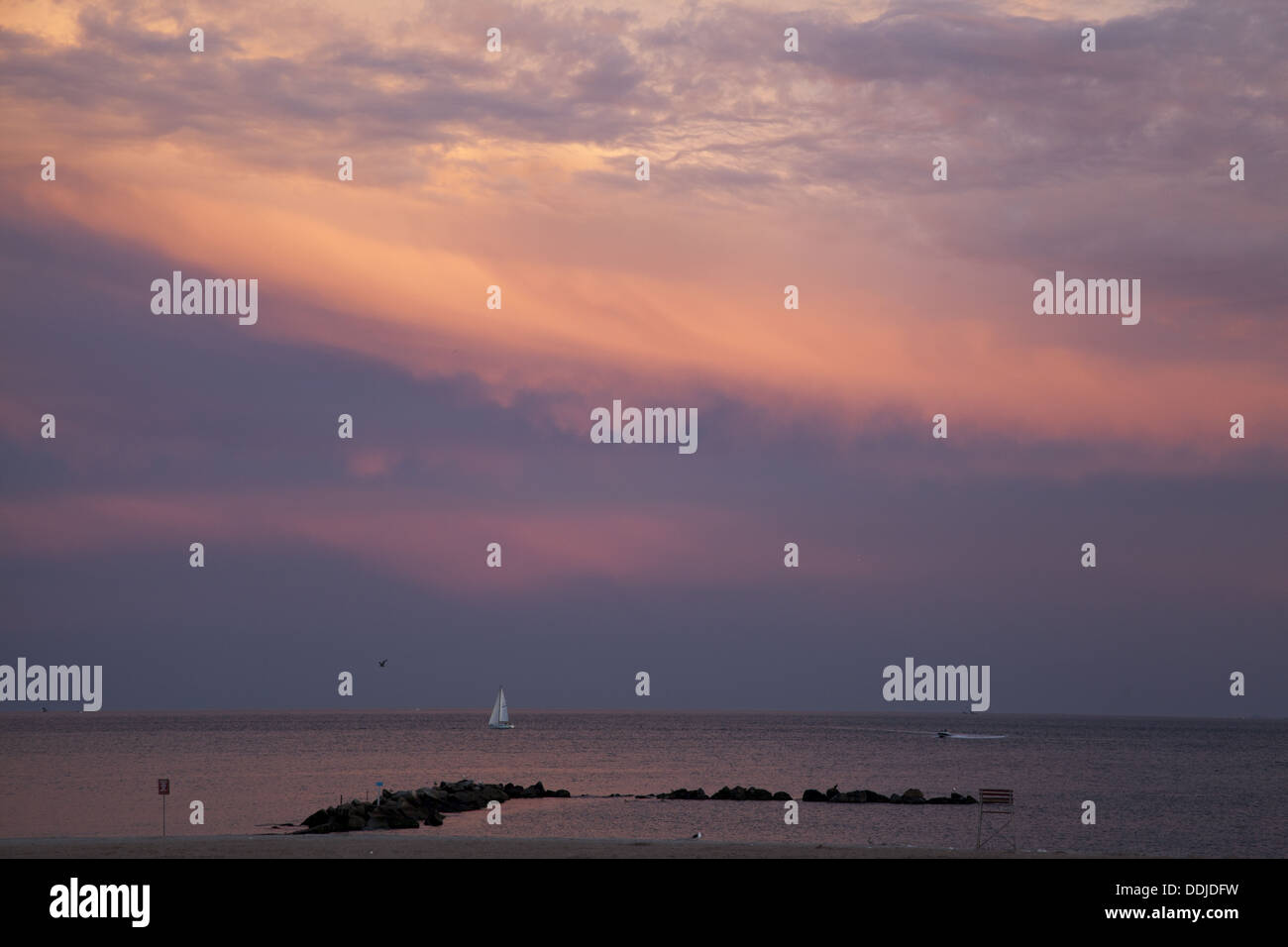 Atlantik und Abendhimmel von Coney Island, Brooklyn, NY. Stockfoto