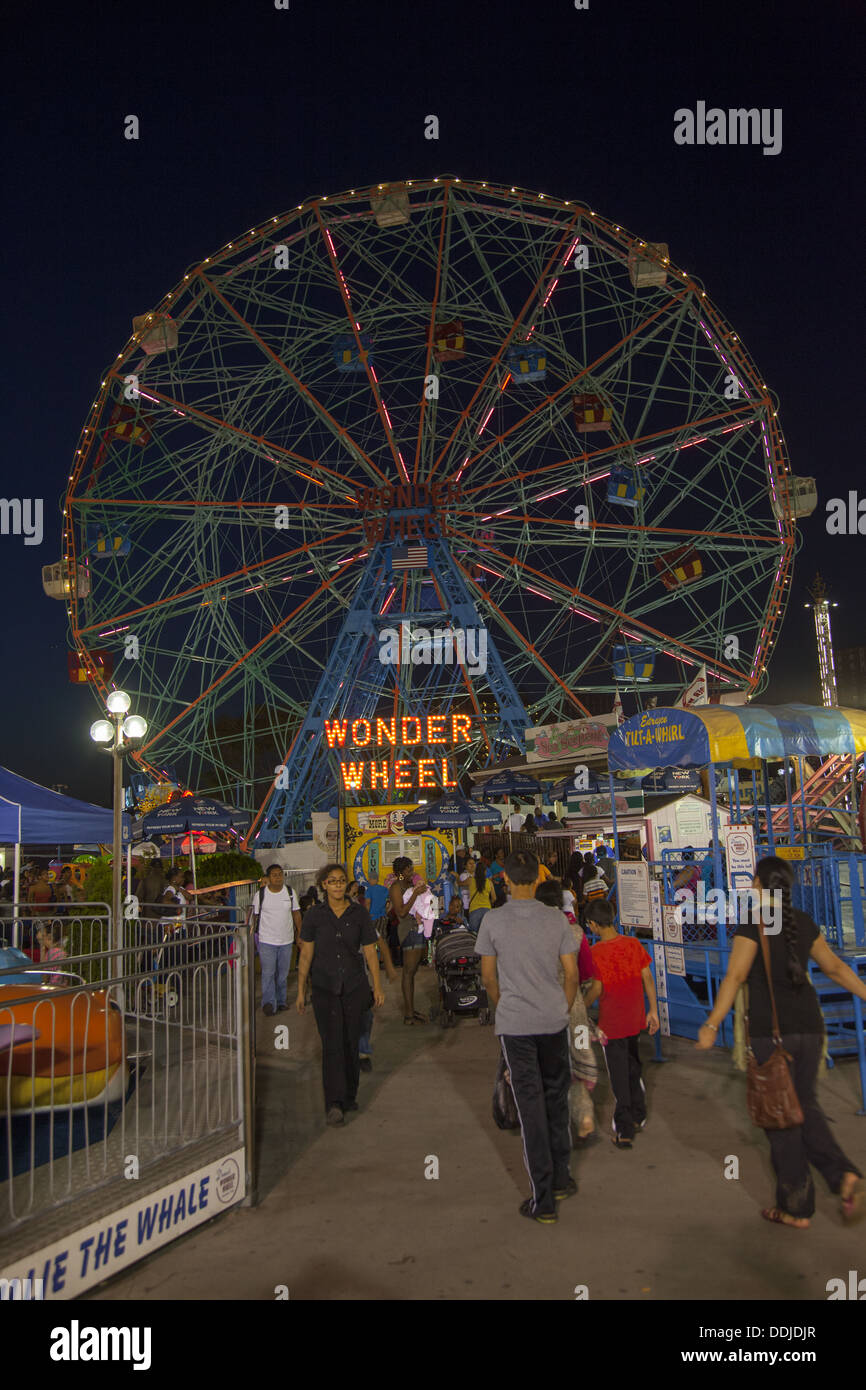 Abend im Vergnügungspark mit dem Wonder Wheel im Hintergrund. Coney Island, Brooklyn, NY Stockfoto