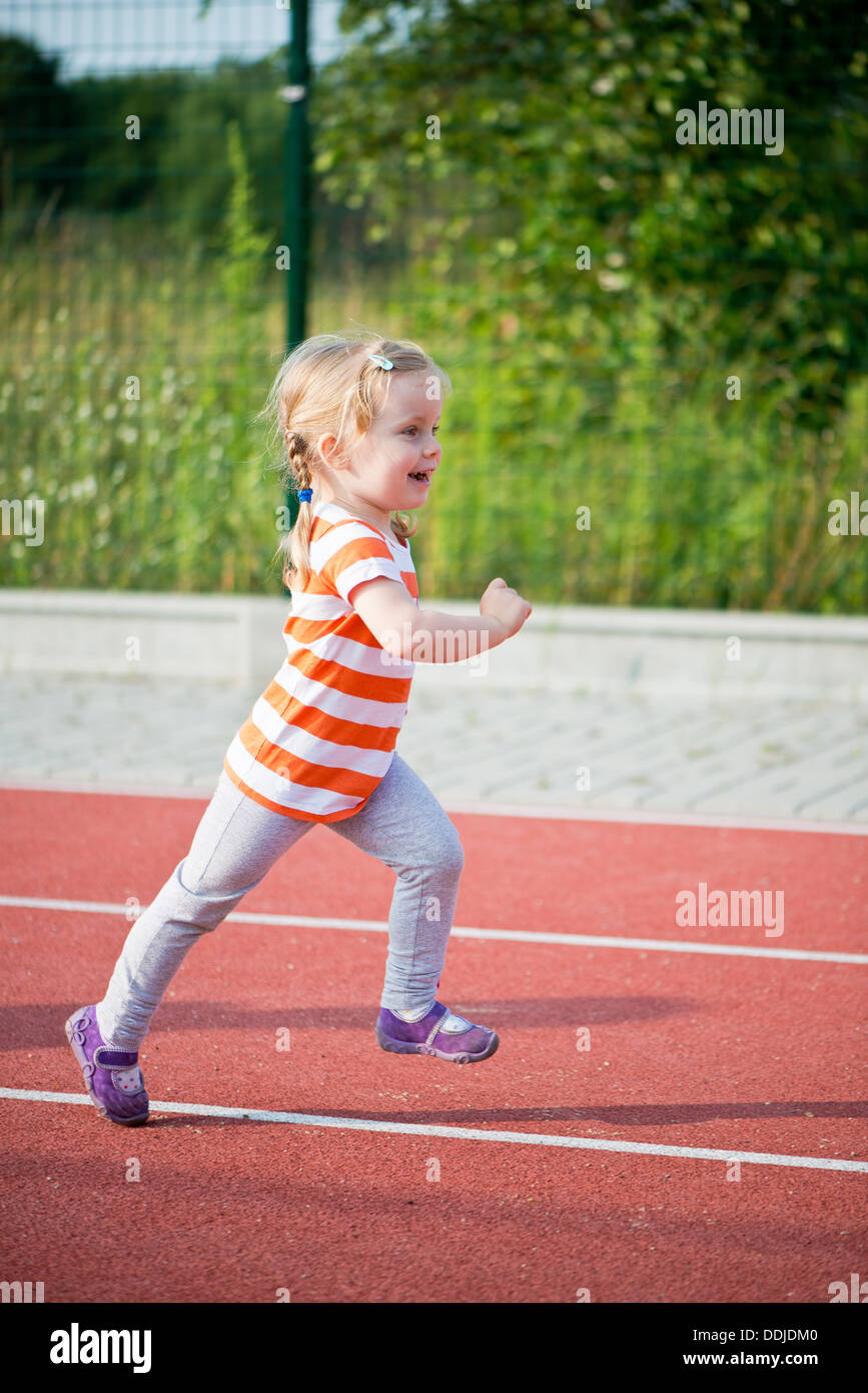 kleines Mädchen auf dem Laufband Stockfoto