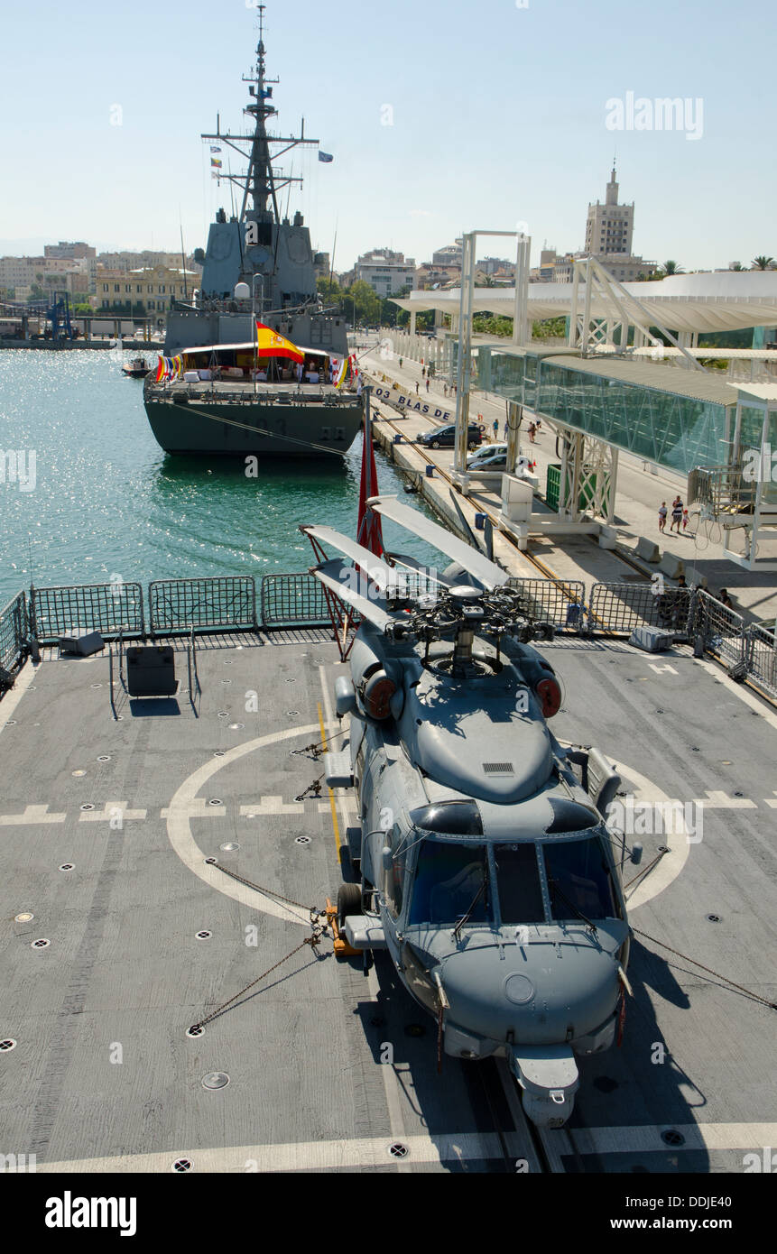 Sikorsky Seahawk Marine Hubschrauber auf der Landeplattform der türkischen Marine Schiff Salih Reis, spanische Marine Schiff im Hintergrund Stockfoto